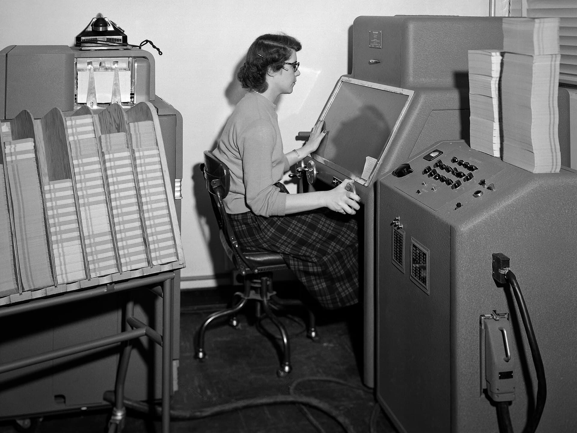 A NACA computer operating an IBM Telereader
